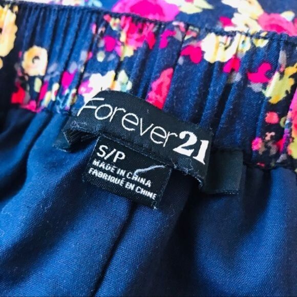 Forever21 • Floral Elastic Skirt w/ Pockets - Picture 3 of 3